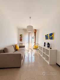 Trilocale arredato con balcone in Zona Clinica