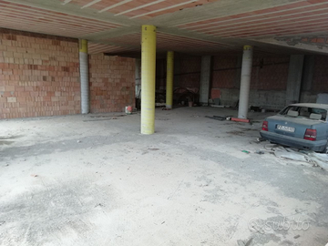 Ampio garage 360 mq. Divisibile in 3 unità