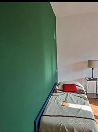 Stanza ammobiliata ristrutturata centro Napoli