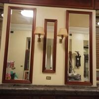 uno specchio vintage ,con cornice in piuma di moga