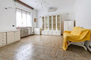 Via Bracco quadrilocale con terrazzo box cantina e