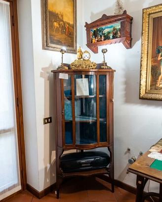 Elegante Vetrinetta Angolare d'Epoca in Legno