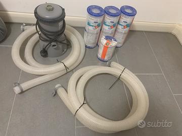 Pompa per piscina con tubi e filtri.