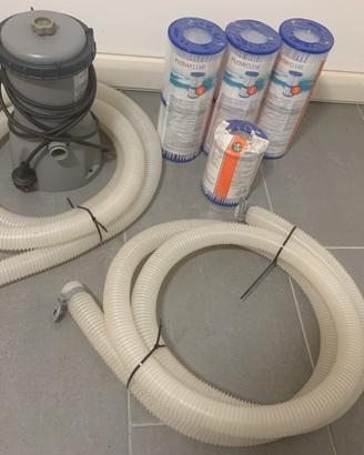 Pompa per piscina con tubi e filtri.