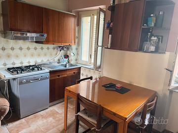 Cucina con tavolo e sedie