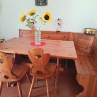 panca con tavolo e sedie