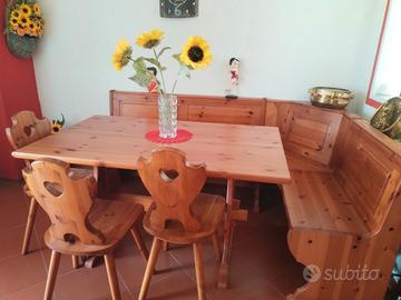panca con tavolo e sedie