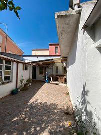 Casa indipendente con cortile