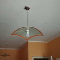 coppia di lampadari arancioni e bianchi