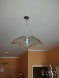 coppia di lampadari arancioni e bianchi
