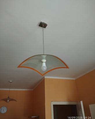 coppia di lampadari arancioni e bianchi