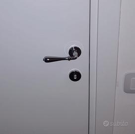 Eleganti maniglie nuove per porte da interno