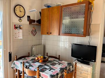 Grande cucina angolare con tavolo e sedie