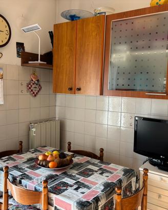 Grande cucina angolare con tavolo e sedie