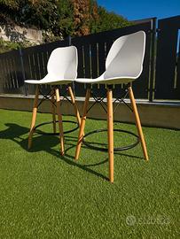 Sgabelli massicci bianchi con gambe in legno 