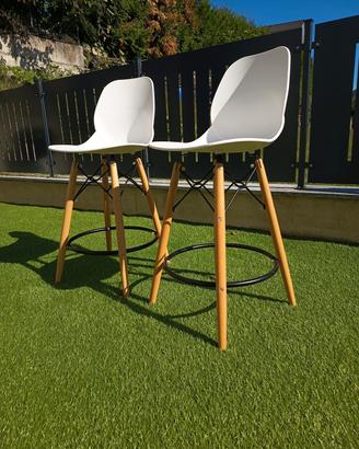 Sgabelli massicci bianchi con gambe in legno 