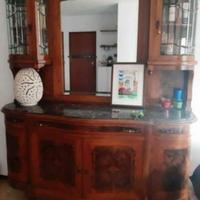 credenza con lo specchio