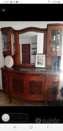 credenza con lo specchio