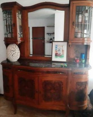 credenza con lo specchio