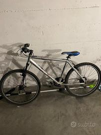 Bicicletta Mountain Bike