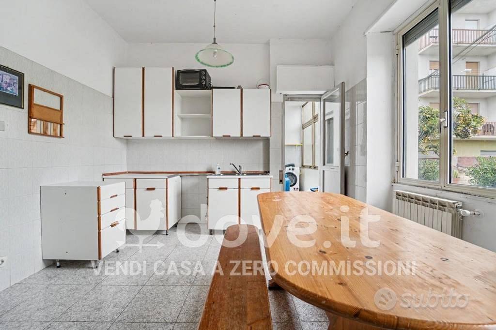 Appartamento di 140 m² con più di 5 locali e box a - Vista 3