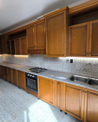 Cucina con ante in legno massello + tavolo e sedie