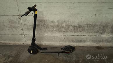 Monopattino  Xiaomi Mi Electric Scooter Essential