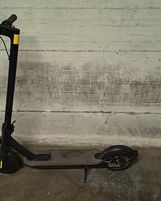 Monopattino  Xiaomi Mi Electric Scooter Essential
