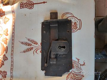 Serrature vecchie in ferro battuto