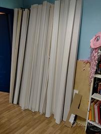 Cornici , battiscopa , mostre per porte bianche