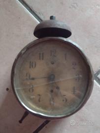 Sveglia - orologio antico non funzionante.