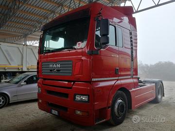 Trattore stradale con semirimorchio