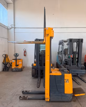 TRANSPALLET A COLONNA CON PEDANA JUNGHEINRICH