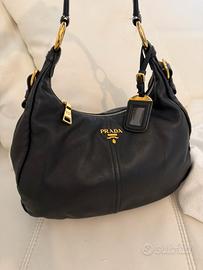 Prada, hobo a spalla in pelle morbida