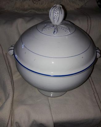 ZUPPIERA IN CERAMICA BIANCA CON DECORAZIONE