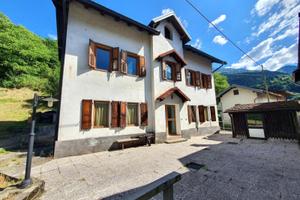 CASA INDIPENDENTE CON CORTE E GIARDINO - UN RIF...