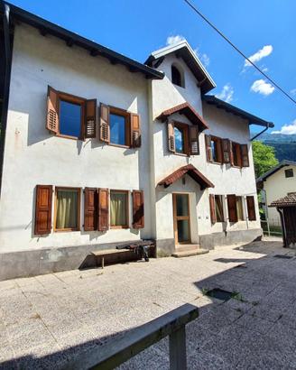 CASA INDIPENDENTE CON CORTE E GIARDINO - UN RIF...