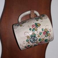 Elegante bacheca con tre tazze dipinte