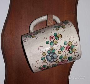 Elegante bacheca con tre tazze dipinte