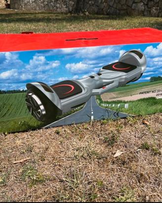 Hoverboard elettrico con grafica colorata