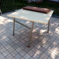 tavolo con telaio in ferro ,piano in mdf laccato
