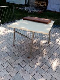 tavolo con telaio in ferro ,piano in mdf laccato