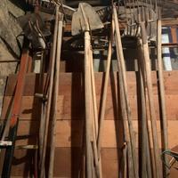 Attrezzi giardino rastrello forca pala zappa