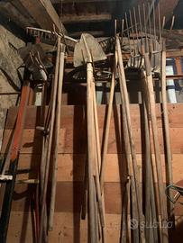 Attrezzi giardino rastrello forca pala zappa