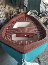 Splendido gozzo in legno con rivestimento epossidi