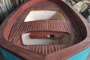 Splendido gozzo in legno con rivestimento epossidi