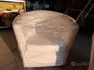 Poltrona Bianca Moderna con Bottoni