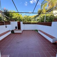 Casa su due livelli con spazi esterni