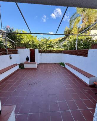 Casa su due livelli con spazi esterni