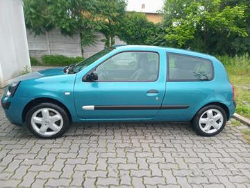 Renault Clio azzurra